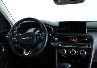 Подержанный автомобиль Genesis G70 2022 года (13 фото)