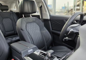 Подержанный автомобиль Hongqi HS5 2024 года (24 фото)