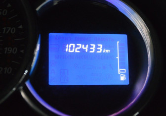 Подержанный автомобиль Renault Sandero 2014 года (15 фото)