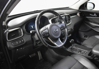 Подержанный автомобиль Kia Sorento 2016 года (9 фото)