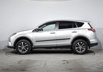 Подержанный автомобиль Toyota RAV4 2018 года (8 фото)