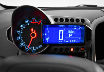 Подержанный автомобиль Chevrolet Aveo Sedan 2014 года (16 фото)