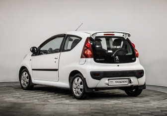 Подержанный автомобиль Peugeot 107 2012 года (7 фото)