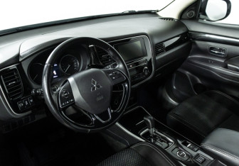 Подержанный автомобиль Mitsubishi Outlander 2019 года (11 фото)