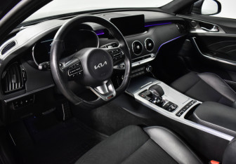 Подержанный автомобиль Kia Stinger 2023 года (9 фото)