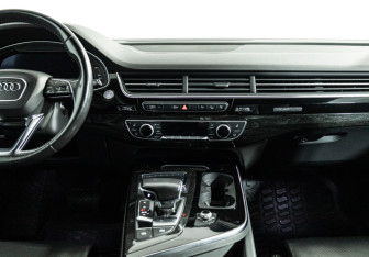 Подержанный автомобиль Audi Q7 2016 года (14 фото)