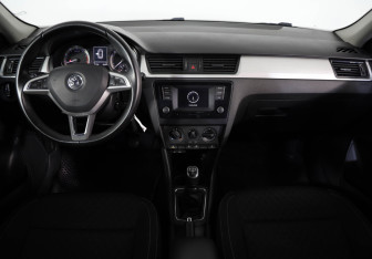 Подержанный автомобиль Skoda Rapid Liftback 2016 года (9 фото)