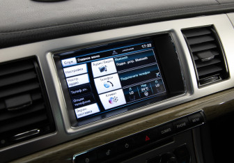 Подержанный автомобиль Jaguar XF Sedan 2014 года (16 фото)