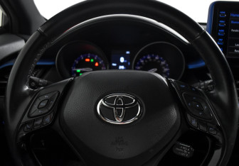 Подержанный автомобиль Toyota C-HR 2018 года (18 фото)