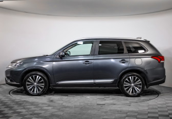 Подержанный автомобиль Mitsubishi Outlander 2018 года (8 фото)