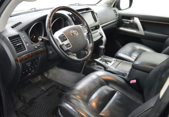 Подержанный автомобиль Toyota Land Cruiser Suv 2012 года (8 фото)