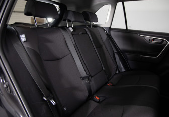 Подержанный автомобиль Toyota RAV4 2020 года (12 фото)