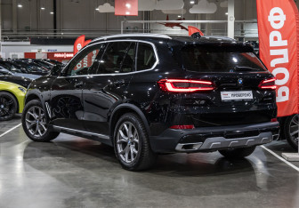 Подержанный автомобиль BMW X5 2019 года (11 фото)