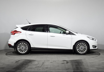 Подержанный автомобиль Ford Focus Hatchback 2017 года (4 фото)