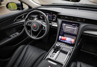 Подержанный автомобиль Hongqi H5 2024 года (10 фото)