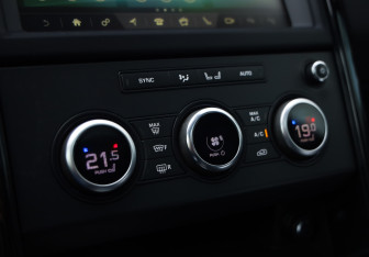 Подержанный автомобиль Land Rover Discovery 2019 года (20 фото)