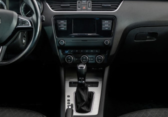 Подержанный автомобиль Skoda Octavia Liftback 2016 года (12 фото)