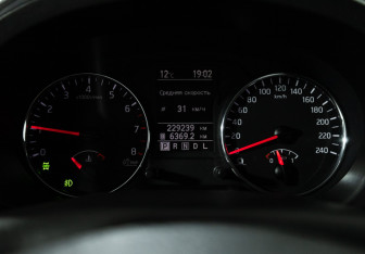 Подержанный автомобиль Nissan X-Trail 2011 года (12 фото)
