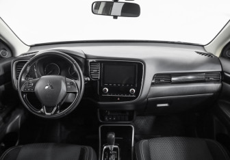 Подержанный автомобиль Mitsubishi Outlander 2020 года (10 фото)