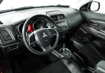Подержанный автомобиль Mitsubishi ASX 2014 года (11 фото)