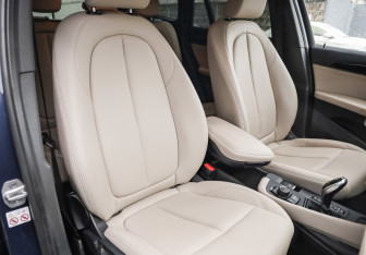 Подержанный автомобиль BMW X1 2021 года (22 фото)