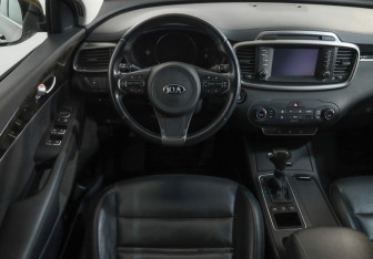 Подержанный автомобиль Kia Sorento 2017 года (10 фото)
