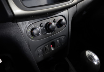 Подержанный автомобиль Renault Logan Sedan 2015 года (17 фото)