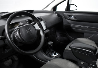 Подержанный автомобиль Citroen C4 Hatchback 2006 года (9 фото)