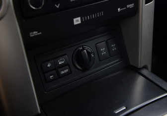 Подержанный автомобиль Toyota Land Cruiser Prado 2010 года (16 фото)