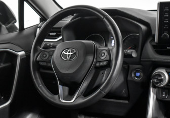 Подержанный автомобиль Toyota RAV4 2019 года (14 фото)