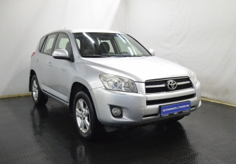 Подержанный автомобиль Toyota RAV4 2009 года (3 фото)