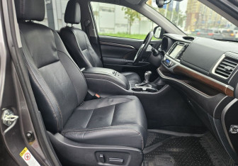 Подержанный автомобиль Toyota Highlander 2015 года (18 фото)