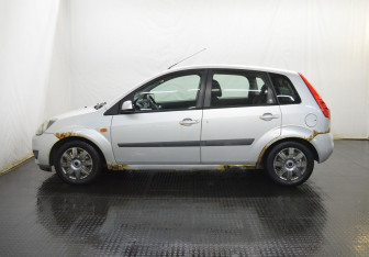 Подержанный автомобиль Ford Fiesta Hatchback 2006 года (8 фото)