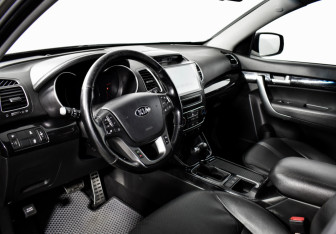 Подержанный автомобиль Kia Sorento 2015 года (9 фото)