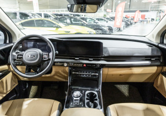Подержанный автомобиль Kia Carnival 2020 года (18 фото)