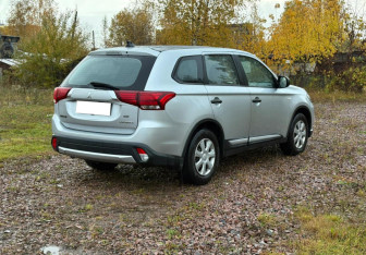 Подержанный автомобиль Mitsubishi Outlander 2015 года (4 фото)