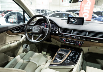 Подержанный автомобиль Audi Q7 2017 года (19 фото)
