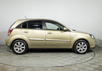 Подержанный автомобиль Kia Rio Hatchback 2011 года (4 фото)