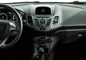 Подержанный автомобиль Ford Fiesta Sedan 2015 года (14 фото)