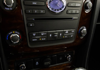 Подержанный автомобиль Infiniti QX80 2016 года (23 фото)