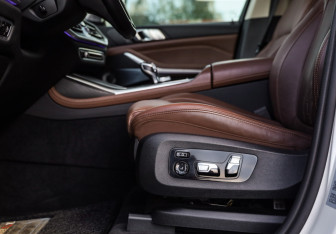 Подержанный автомобиль BMW X7 2021 года (28 фото)
