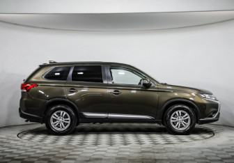 Подержанный автомобиль Mitsubishi Outlander 2020 года (4 фото)