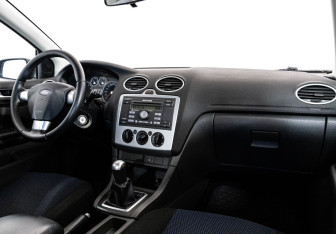 Подержанный автомобиль Ford Focus Sedan 2006 года (9 фото)