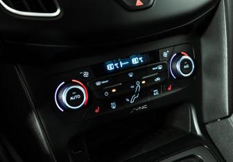 Подержанный автомобиль Ford Focus Hatchback 2015 года (16 фото)