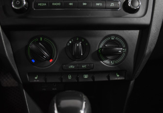 Подержанный автомобиль Skoda Rapid Liftback 2014 года (15 фото)