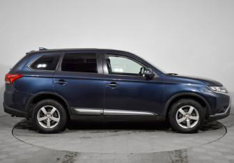 Подержанный автомобиль Mitsubishi Outlander 2019 года (4 фото)