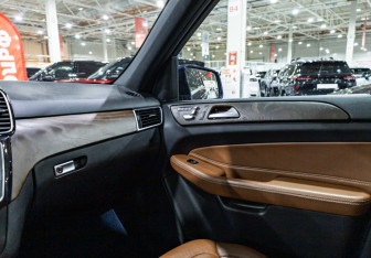 Подержанный автомобиль Mercedes-Benz GLE 2016 года (26 фото)