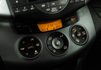 Подержанный автомобиль Toyota RAV4 2008 года (15 фото)