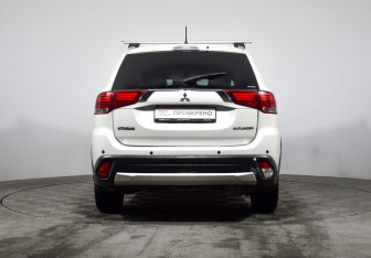 Подержанный автомобиль Mitsubishi Outlander 2016 года (6 фото)