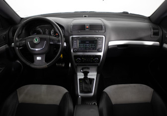 Подержанный автомобиль Skoda Octavia RS Liftback 2011 года (9 фото)